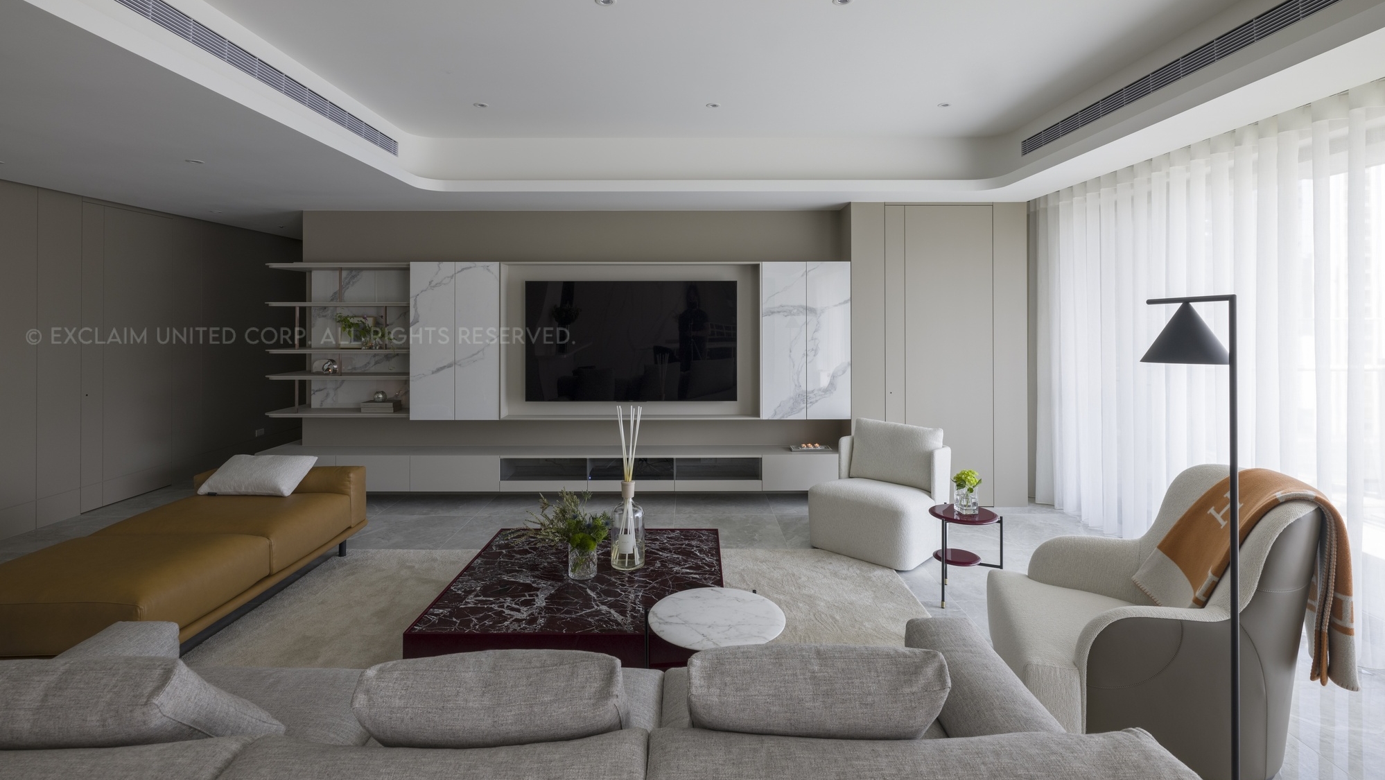 豪宅客廳設計-以人為本，透過比例規劃、材質選擇、家具配置與動線距離設計，打造可長期運作並回應生活變化的彈性空間